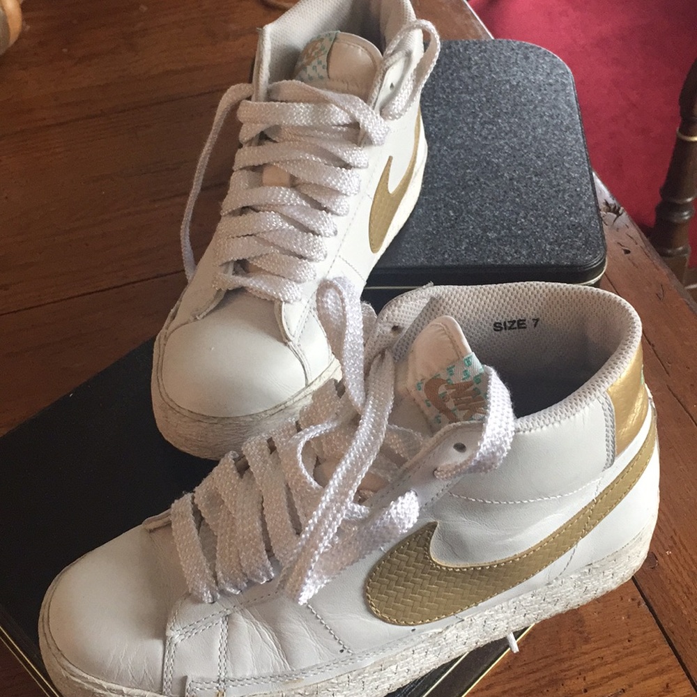 Nike blazer gold sz 7